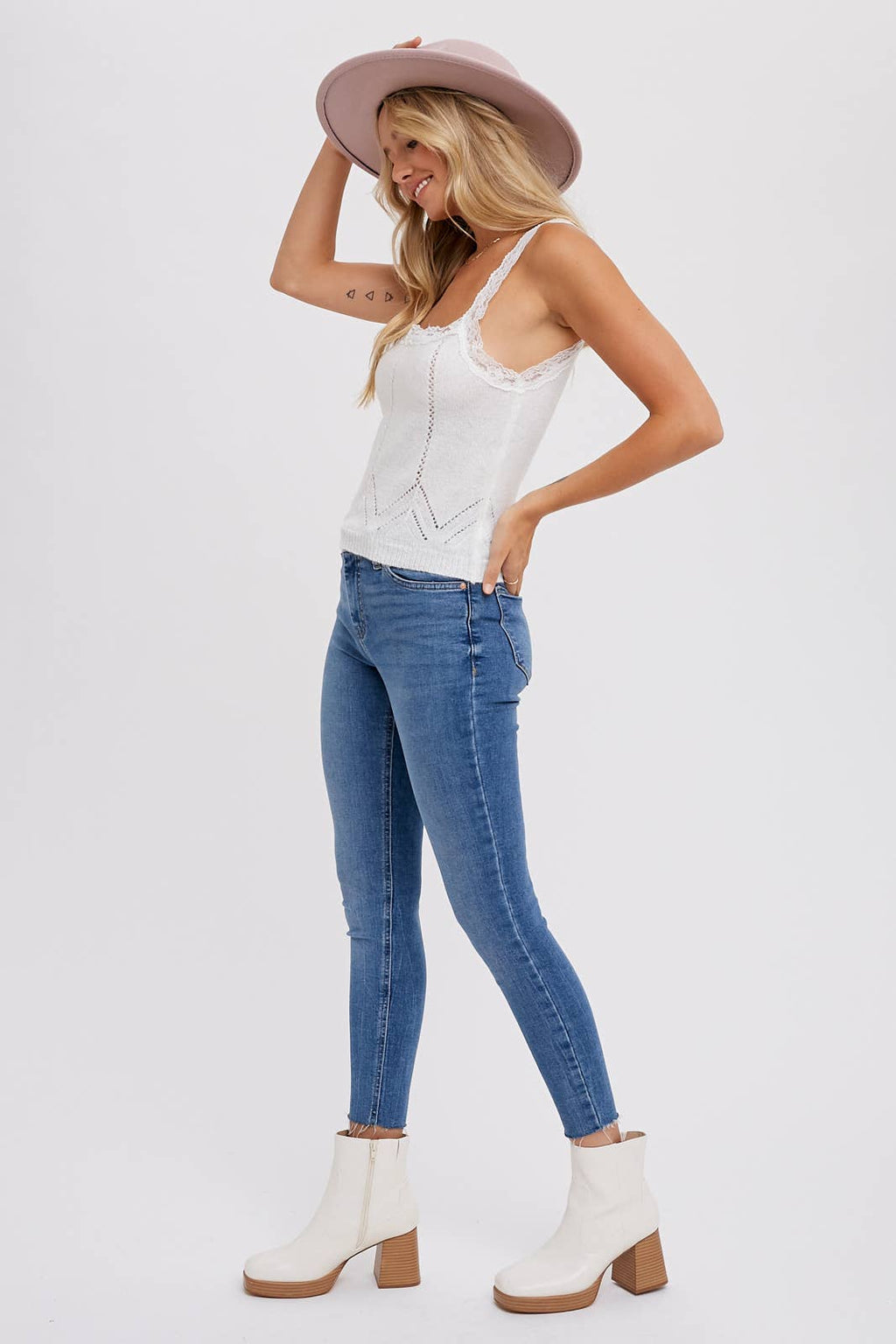 LACE TRIMMED KNIT CAMI