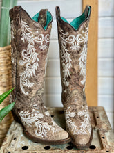 Load image into Gallery viewer, Sarah- Embroidered Boots
