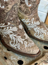 Load image into Gallery viewer, Sarah- Embroidered Boots
